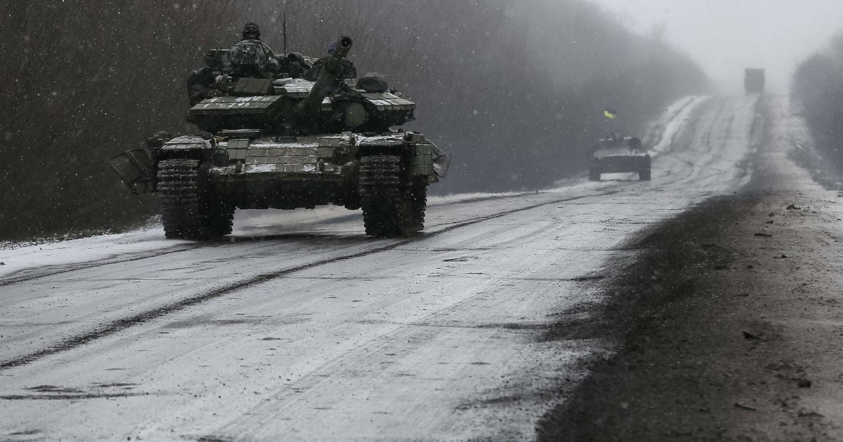 Спостерігачі побачили, як українські танки від'їжджають від лінії зіткнення.