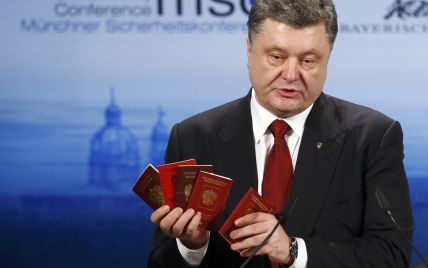 Порошенко продемонстрировал на весь мир документы российских военных, которые воюют на Донбассе