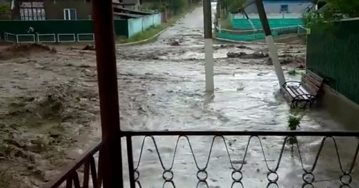 Погодний апокаліпсис в Одеській області: бурхливі річки бруду зносили все на своєму шляху