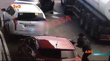 На одесской заправке в машине разбили стекло и украли сумку