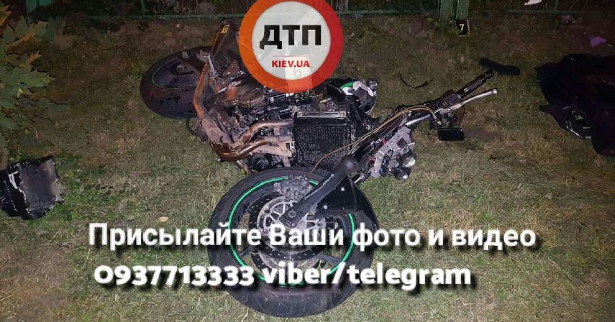 Смертельна ДТП у Києві: мотоцикліст на великій швидкості врізався у паркан