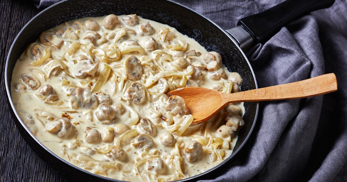 Печериці, смажені на сковороді, зі сметаною