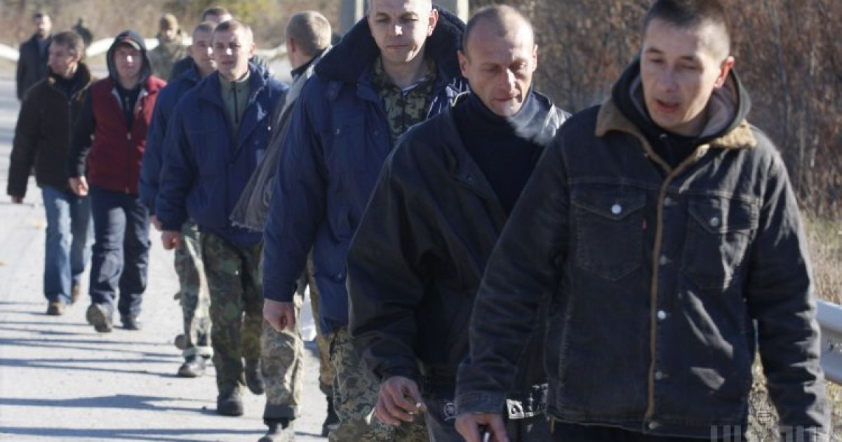 Бойовики звільнили дев'ять українців в обмін на 11 своїх поплічників. / © УНІАН