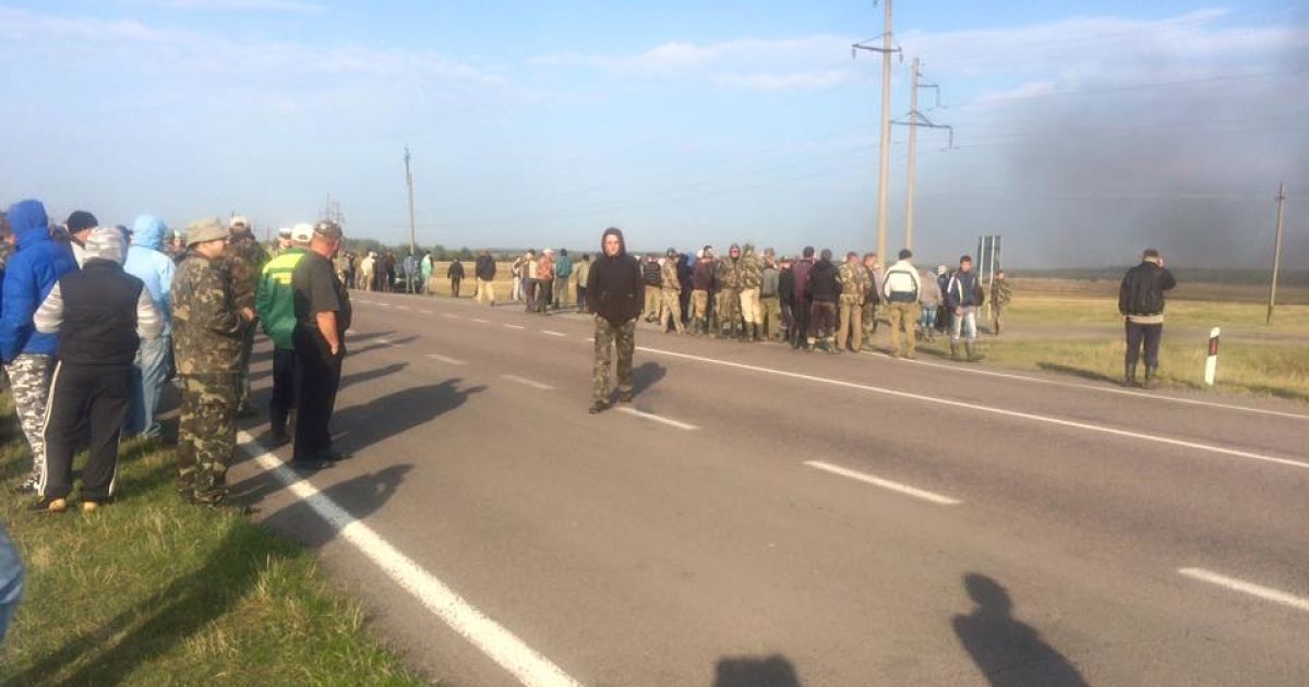 Люди блокируют авто силовиков / © Facebook/Инна Билецкая