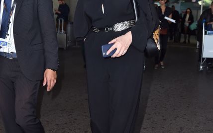 В элегантном комбинезоне и с сумочкой Gucci: Моника Беллуччи в аэропорту Ниццы