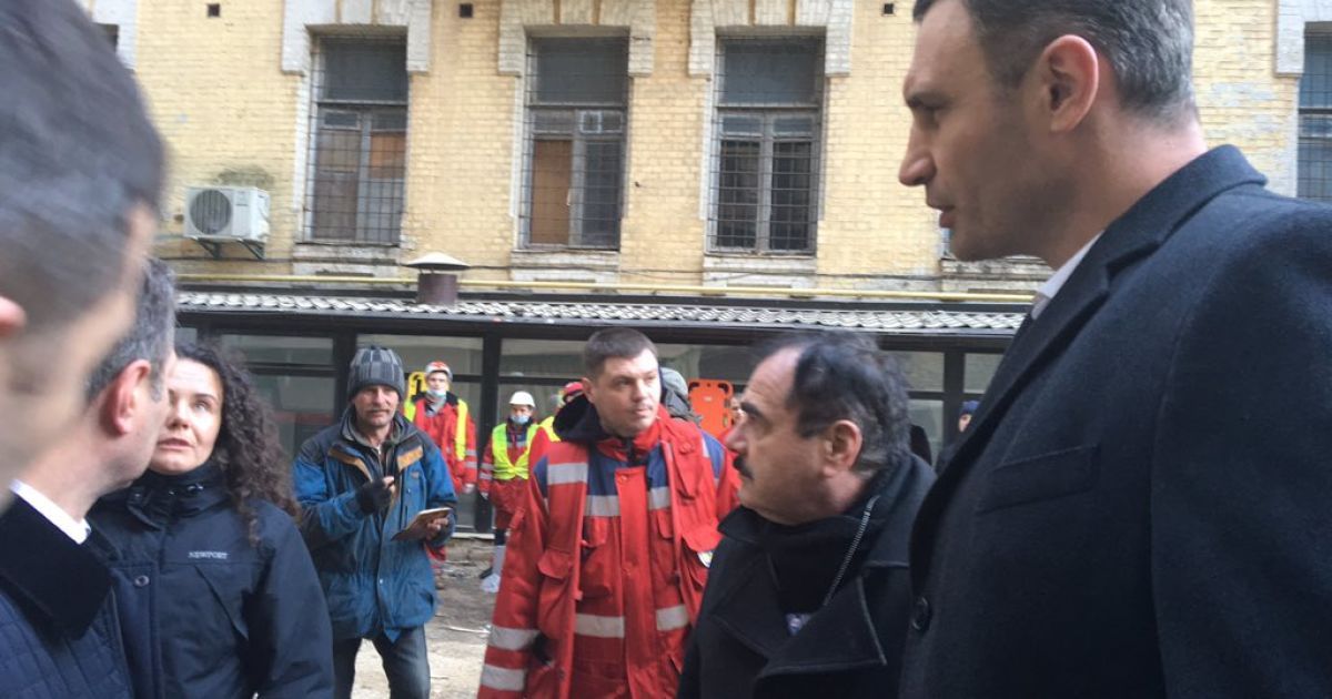 На Богдана Хмельницького обвалилось кілька поверхів відселеного будинку / © Оксана Зінов’єва / Twitter