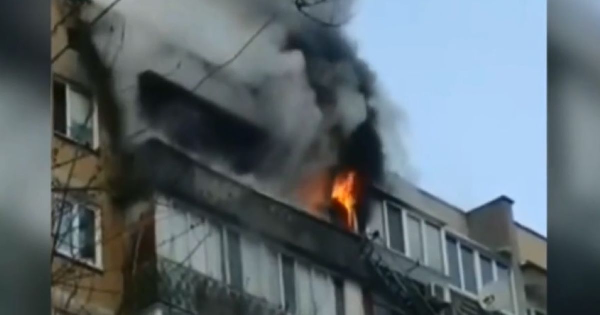 На Троєщині п’яний курець підпалив квартиру на останньому поверсі