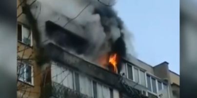 На Троєщині п’яний курець підпалив квартиру на останньому поверсі