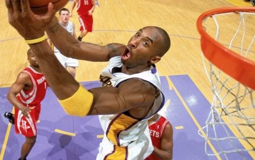 Кобі забиває реверс-данк у швидкому відриві. / © НБА