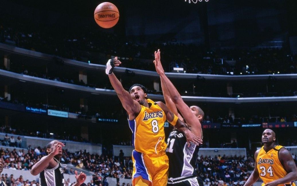 Кобі проти легендарного Тіма Данкана з "Сан Антоніо Сперс". / © НБА