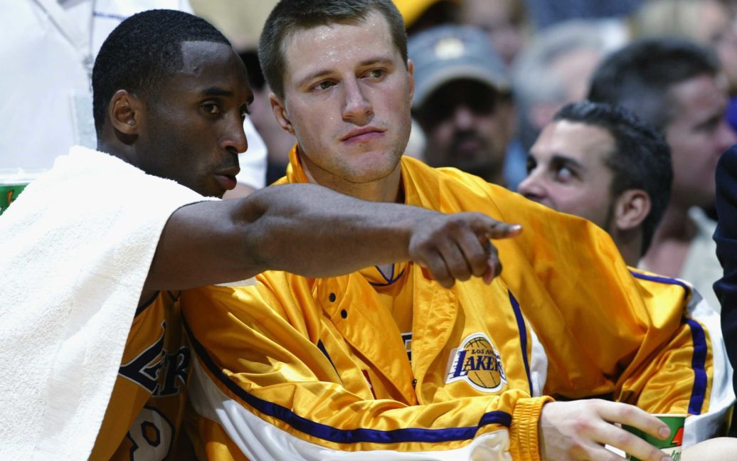 Кобі та український партнер по команді Станіслав Медведенко. / © НБА