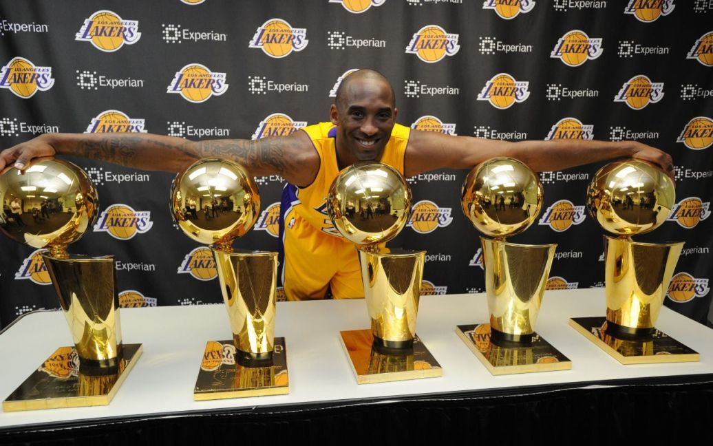 Кобі і його 5 трофеїв. / © НБА