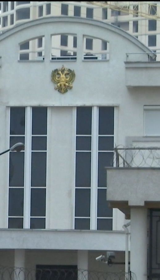 Україну починають покидати російські дипломати