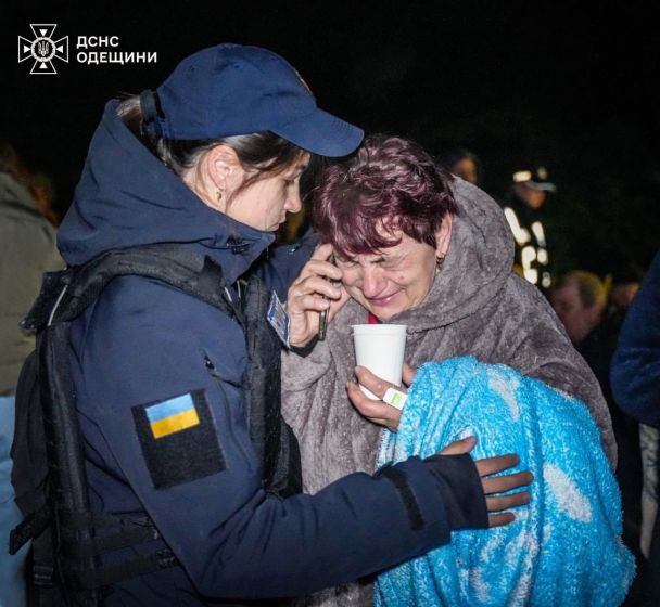 Допомога постраждалим внаслідок атаки дронами по Одесі / © Головне управління ДСНС в Одеській області/facebook