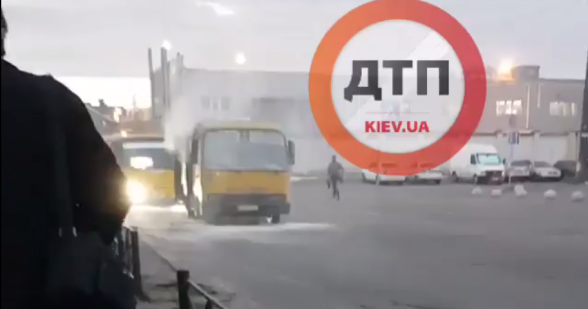 В Киеве возле рынка на "Лесной" горела маршрутка: появилось видео