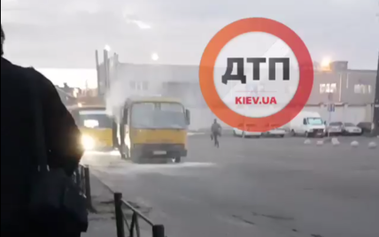 У Києві біля ринку на "Лісовій" горіла маршрутка: з'явилося відео