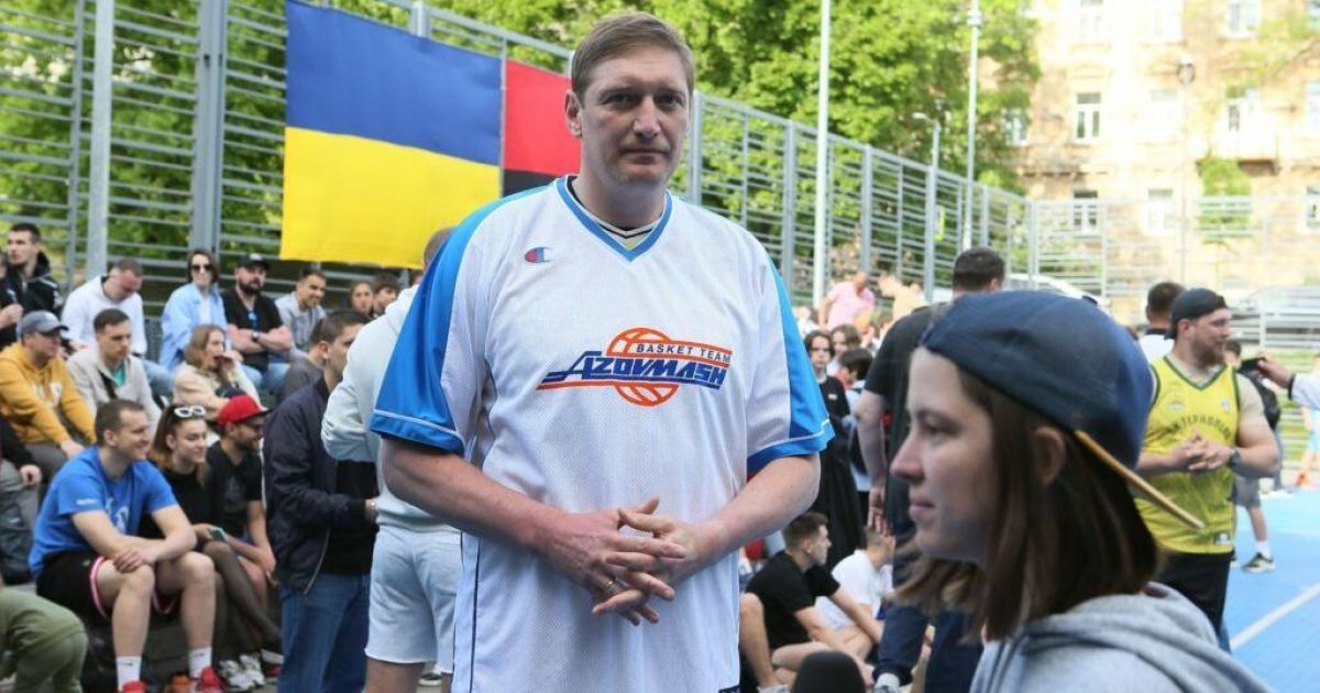 Рекордсмен збірної України з баскетболу продає пам'ятну ігрову майку, щоб допомогти ЗСУ