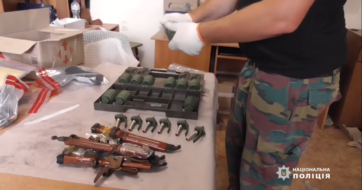На Днепропетровщине мужчина почтой переправлял крупную партию нелегального оружия (видео)