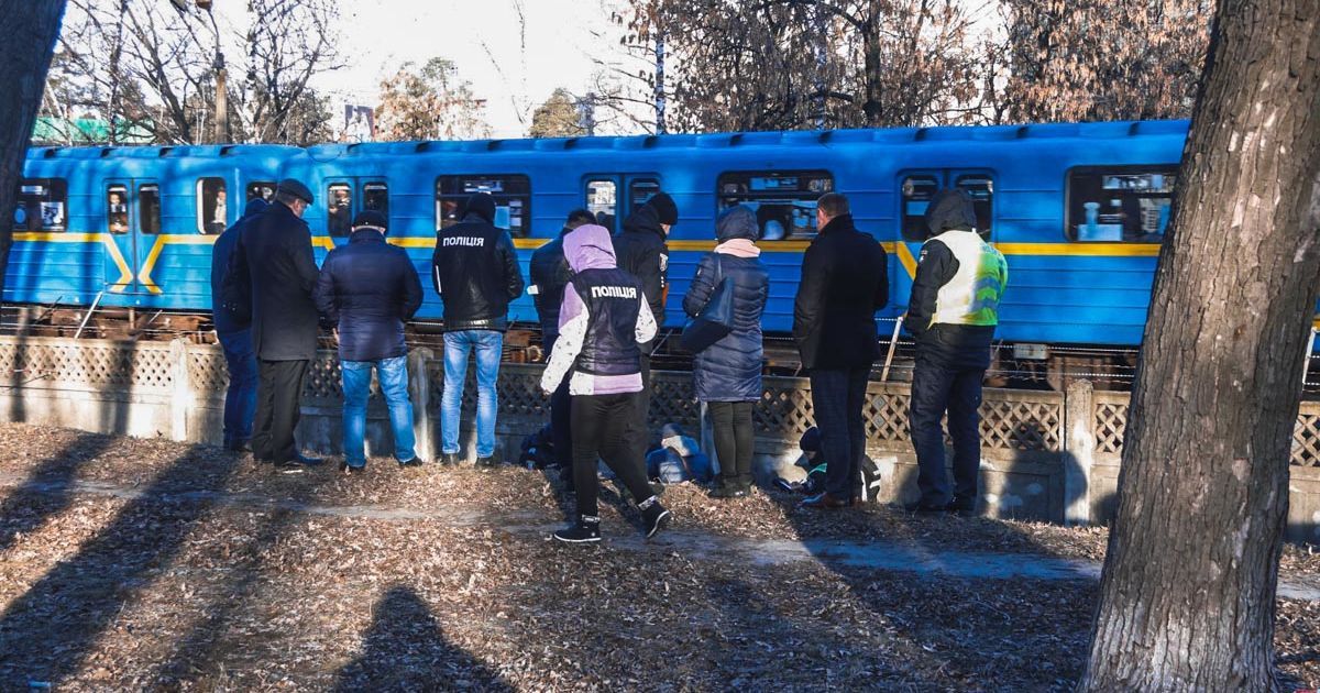 У Києві неподалік метро знайшли оголене тіло жінки