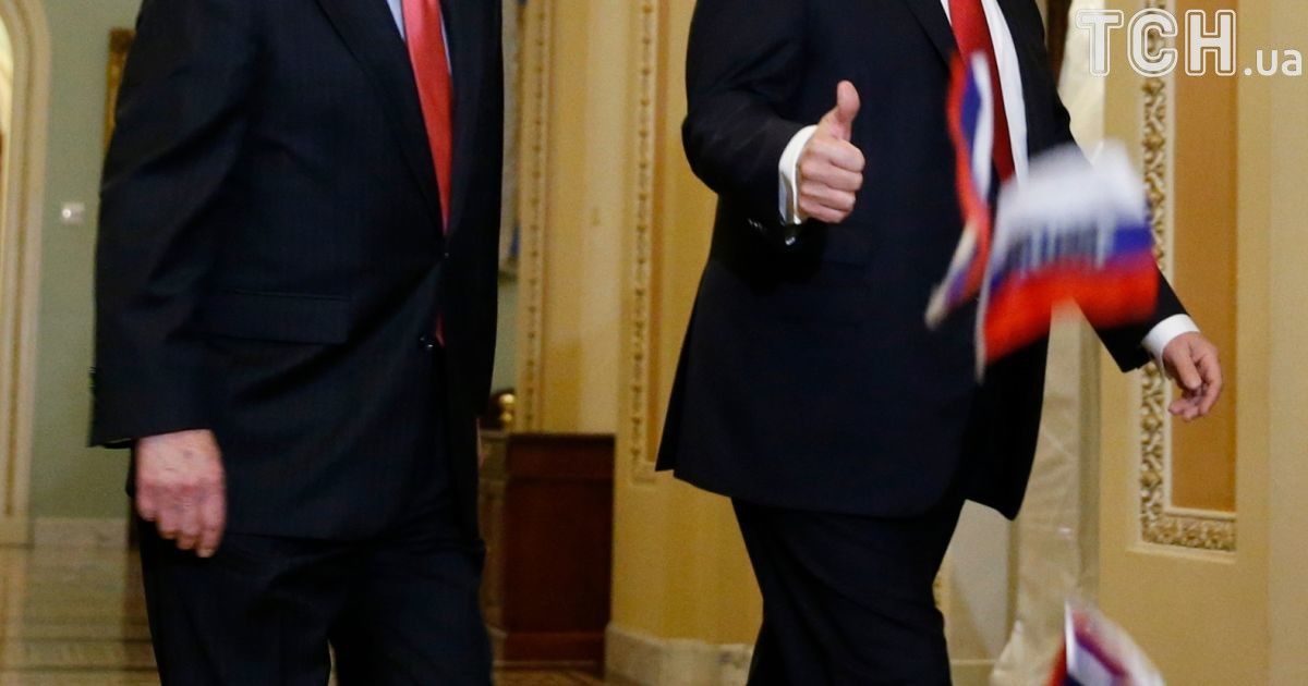 Трампа закидали прапорами РФ_9