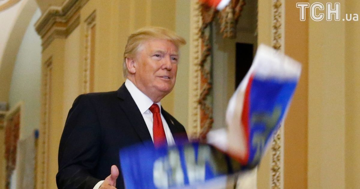 Трампа закидали прапорами РФ_8