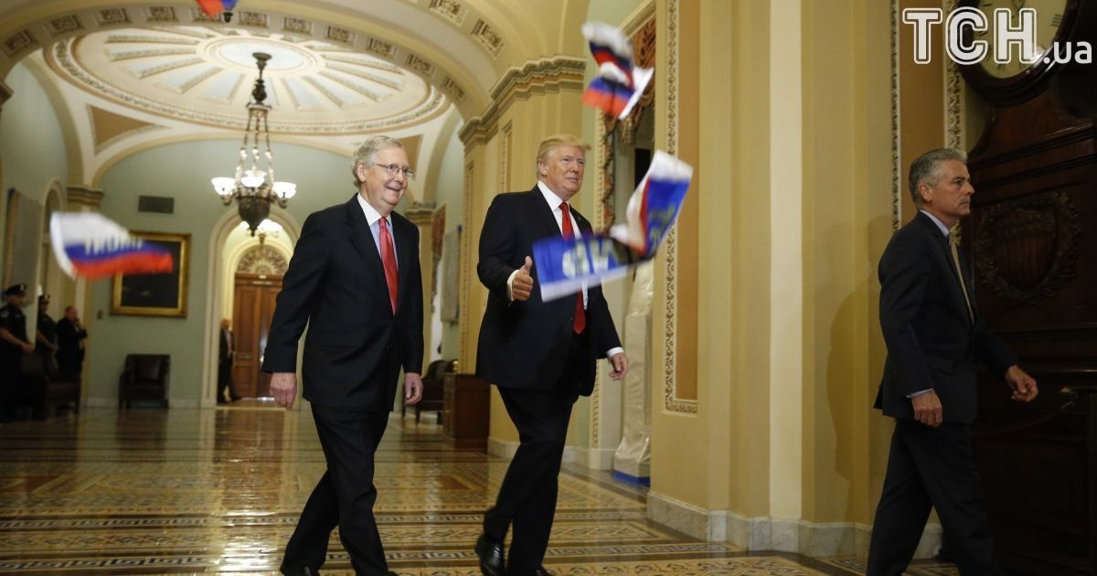 Трампа закидали прапорами РФ_4