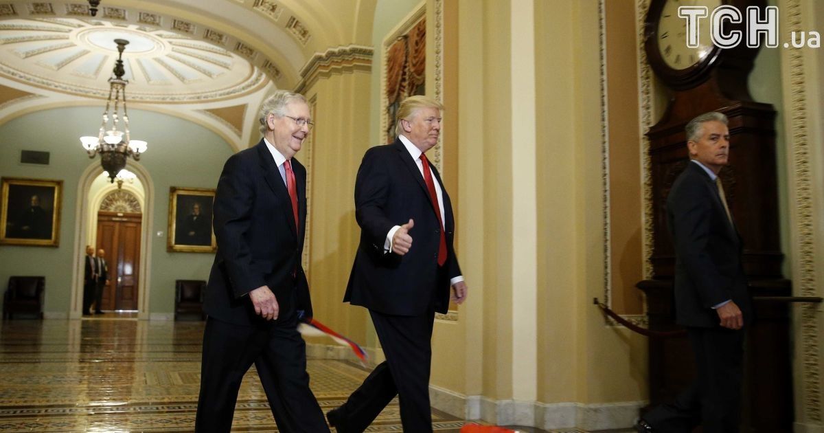 Трампа закидали прапорами РФ_3