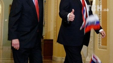 Трампа закидали прапорами РФ_9