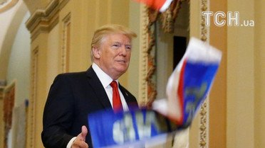 Трампа закидали прапорами РФ_8