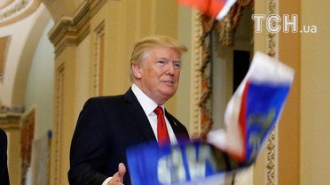 Трампа закидали прапорами РФ_7