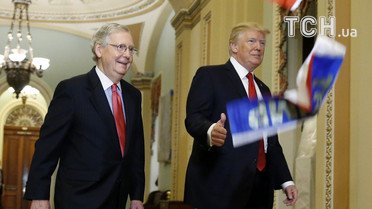 Трампа закидали прапорами РФ_2