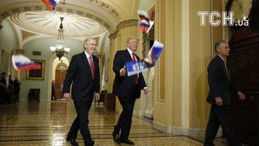 Трампа закидали прапорами РФ_4