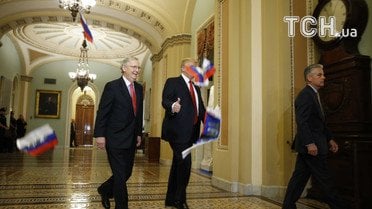 Трампа закидали прапорами РФ_5