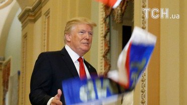 Трампа закидали прапорами РФ_6