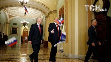 Трампа закидали прапорами РФ_10