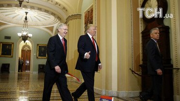 Трампа закидали прапорами РФ_3