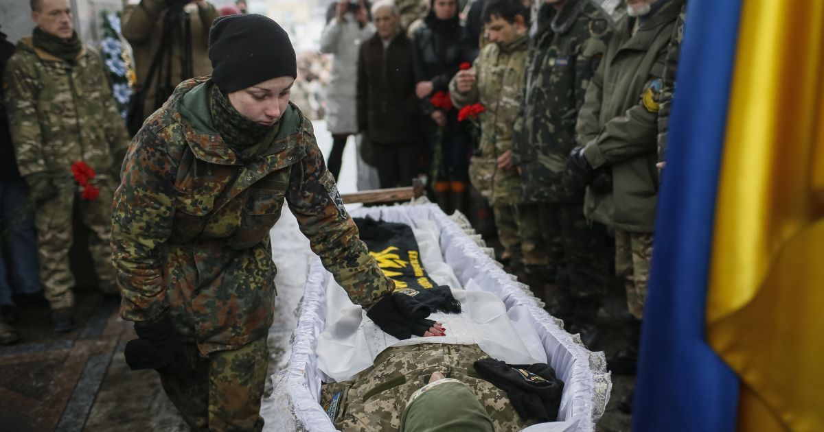 Погибшего бойца почтили в центре Киева / © Reuters