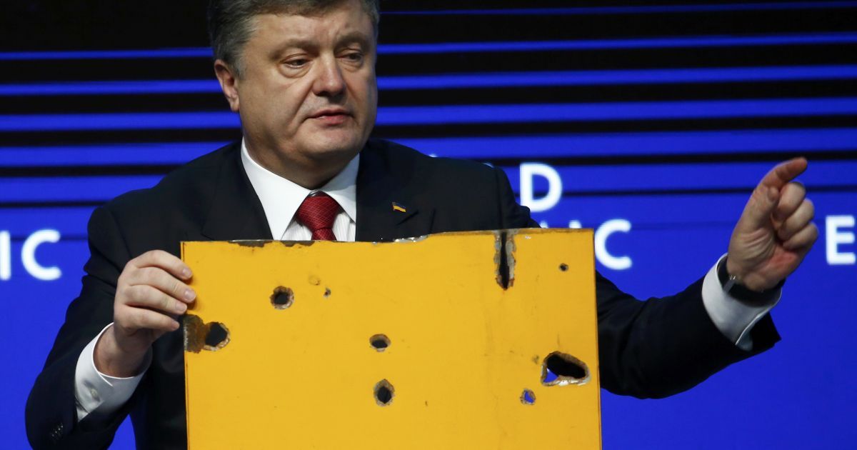 Порошенко показав у Давосі частину знищеного бойовиками автобусу