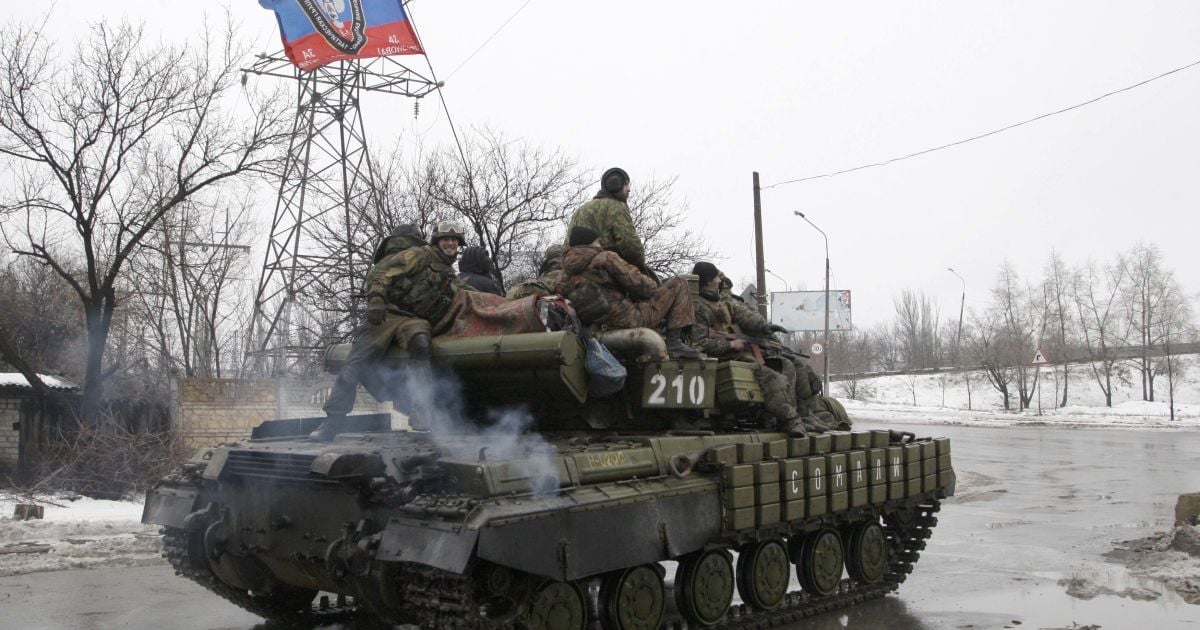 После открытия огня украинскими защитниками нападавшие отступили, оставив на поле боя танк