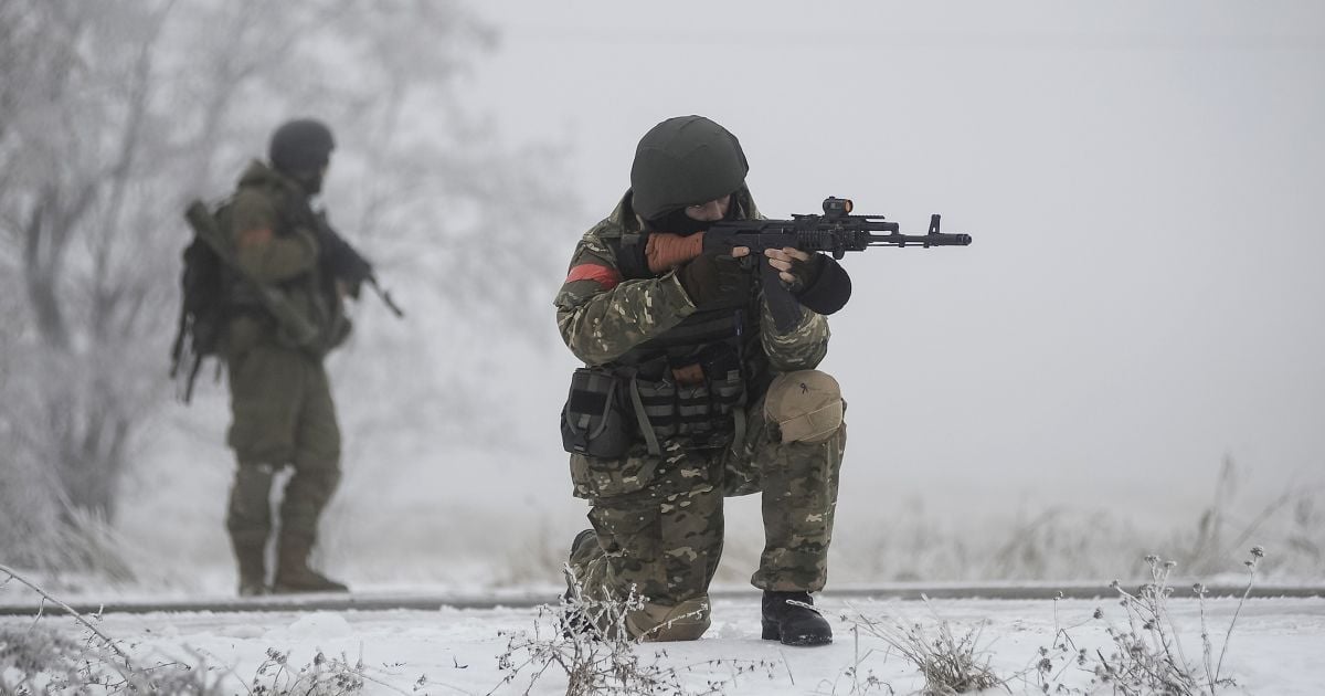 Військові продовжують відбивати атаки ворога
