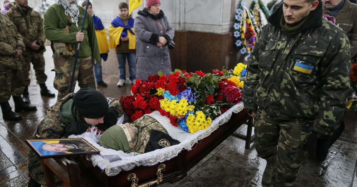 Погибшего бойца почтили в центре Киева / © Reuters