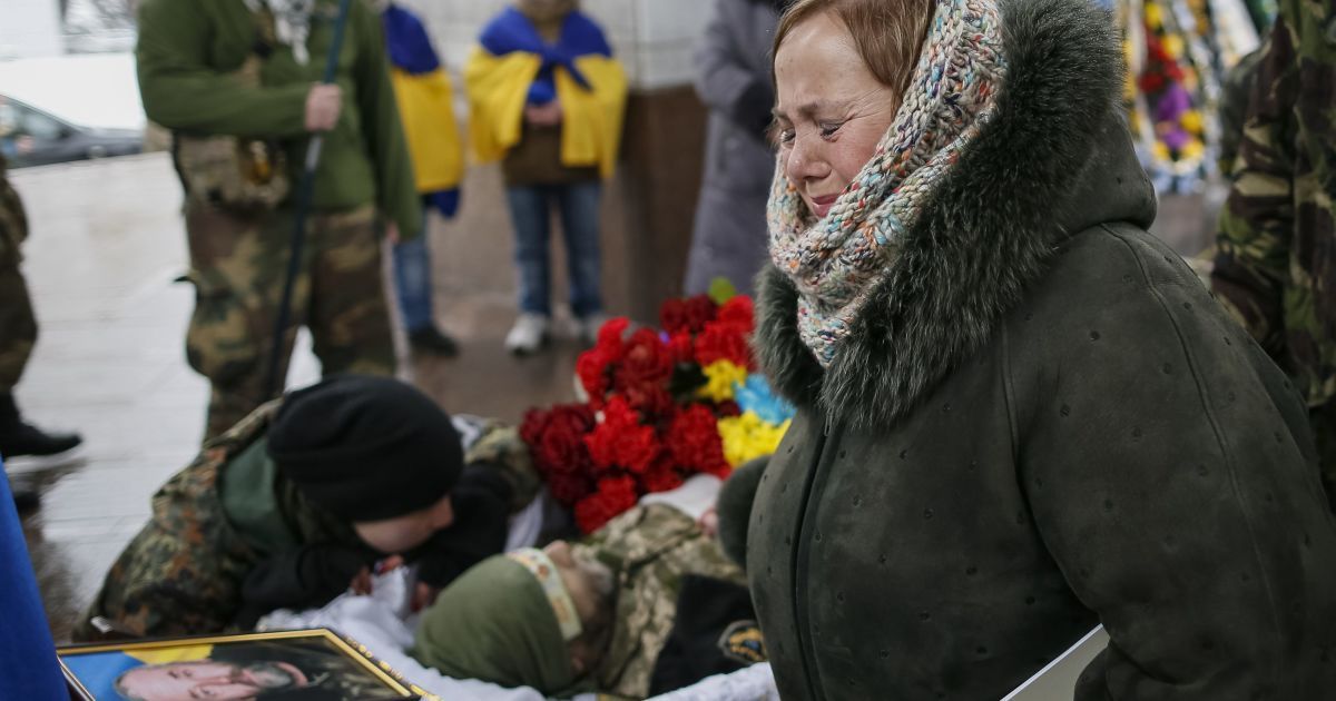 Погибшего бойца почтили в центре Киева / © Reuters