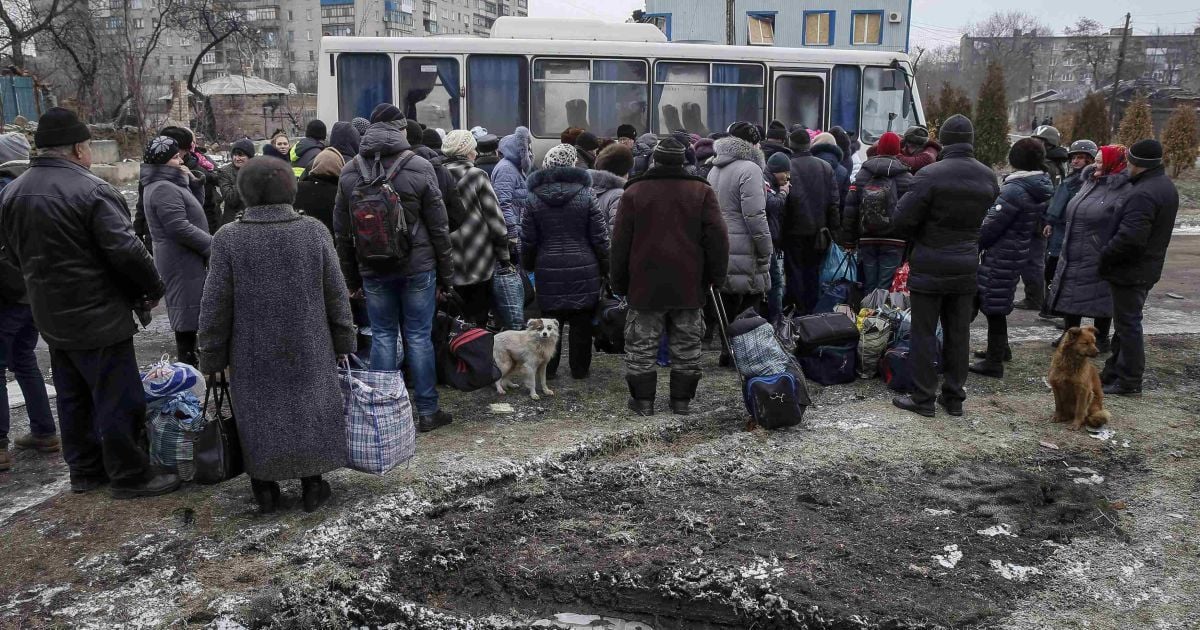 Жителі Дебальцевого тікають із міста, яке постійно обстрілюють бойовики