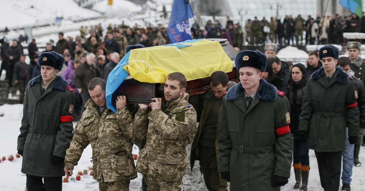 Погибшего бойца почтили в центре Киева / © Reuters