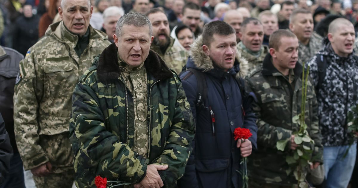 Погибшего бойца почтили в центре Киева / © Reuters