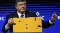 Порошенко показав у Давосі частину знищеного бойовиками автобусу