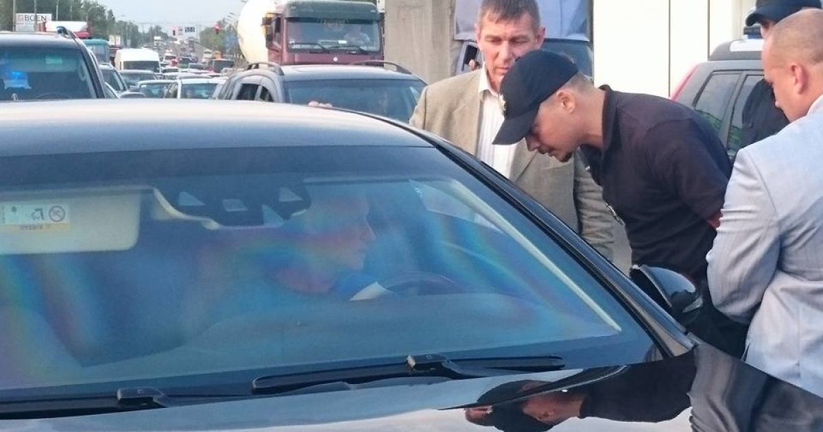 Полицейские остановили кортеж Суркиса.
