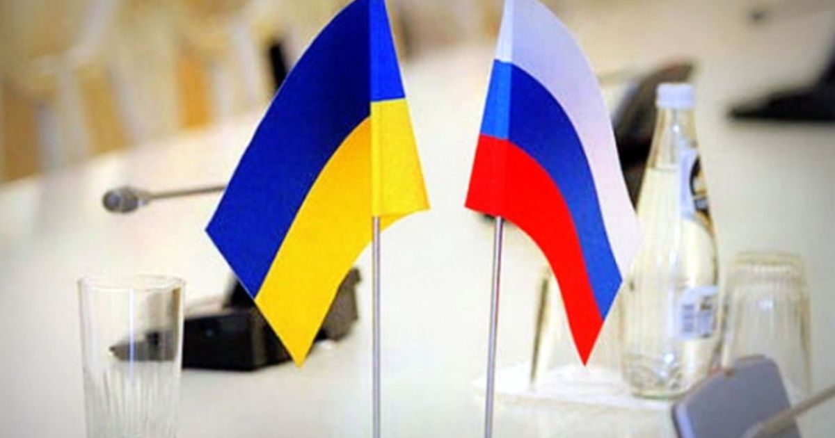 Прапори України та РФ