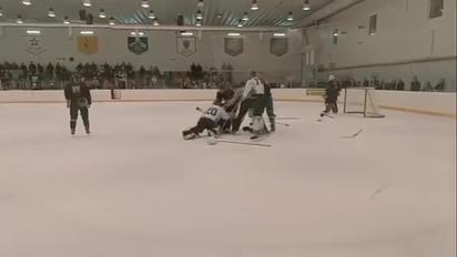 У Росії хокеїсти влаштували бійку під час матчу з командою ФСБ