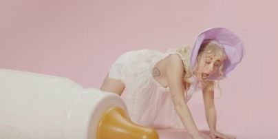 "Божевільна" Майлі Сайрус у новому кліпі смокче соску та світить грудьми в образі немовляти